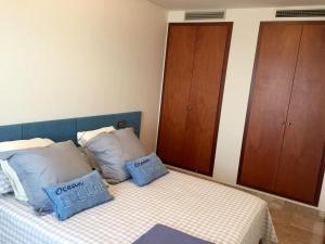 Posteľ alebo postele v izbe v ubytovaní PRECIÓS APARTAMENT A PRIMERA LÍNIA DE MAR