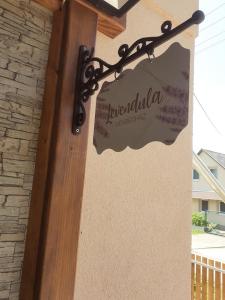 znak restauracji na boku budynku w obiekcie Levendula Vendégház w mieście Hajdúnánás
