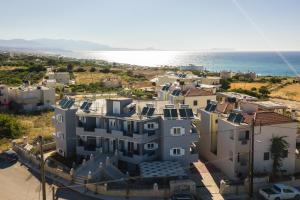 una vista aérea de un edificio cerca del océano en Helena's Aparthotel , Scaleta, en Prínos