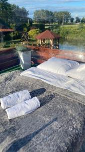 dwa łóżka z ręcznikami na nich siedzące na ziemi w obiekcie nocleg w bańce w mieście Sępopol