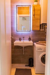 Kúpeľňa v ubytovaní Jacuzzi - Flexible SelfCheckIns 20 - Zagreb - Luxury - Garage - Smart - Brand New - Apartments Repinc