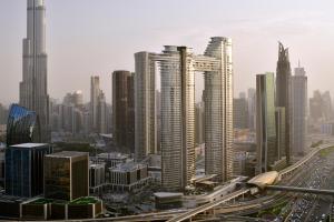 eine Stadt mit vielen hohen Gebäuden und einer Autobahn in der Unterkunft Address Sky View in Dubai