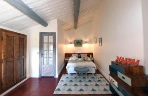 A bed or beds in a room at Bastide des Demoiselles