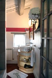 a small bathroom with a sink and a window at Bastide des Demoiselles in Roussillon