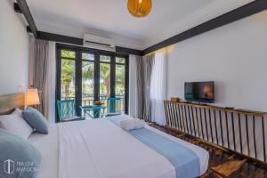 Een bed of bedden in een kamer bij Tra Que Mansion