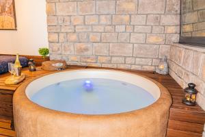 Fotografia z galérie ubytovania Jacuzzi - Flexible SelfCheckIns 20 - Zagreb - Luxury - Garage - Smart - Brand New - Apartments Repinc v Záhrebe