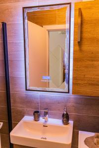 Kúpeľňa v ubytovaní Jacuzzi - Flexible SelfCheckIns 20 - Zagreb - Luxury - Garage - Smart - Brand New - Apartments Repinc