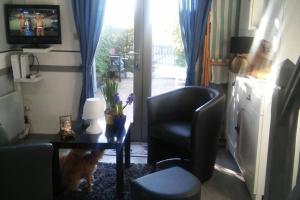 un soggiorno con sedia nera e tavolo di CROS Mer et Piscine a Saint Pierre La Mer