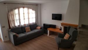 - un salon avec un canapé et une télévision dans l'établissement Casa Naiman - Roda de Bara, à Roda de Bará