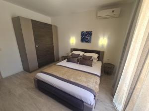 een slaapkamer met een groot bed met 2 kussens bij Private Apartment in Star Dreams Complex in Sveti Vlas