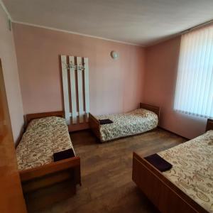 um quarto com duas camas e uma janela em ХОСТЕЛ : ул. Белопольское шоссе 21 em Sumy