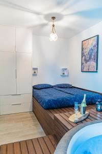 Postel nebo postele na pokoji v ubytování Jacuzzi - Flexible SelfCheckIns 20 - Zagreb - Luxury - Garage - Smart - Brand New - Apartments Repinc