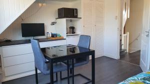 - un bureau avec 2 chaises et un ordinateur dans l'établissement Guesthouse Zandvoort, à Zandvoort