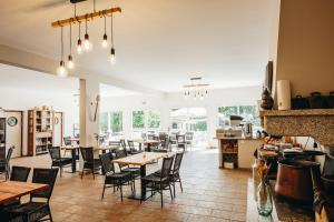 restauracja ze stołami, krzesłami i oknami w obiekcie B&B A Chjusellina w mieście Corte