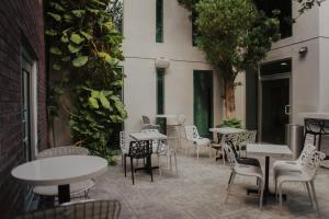 - un coin salon extérieur avec des tables et des chaises dans l'établissement Stay Inn Hotels, à Reynosa