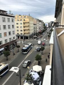 een straat met auto's en bussen in een drukke straat bij SHIRE Gdynia in Gdynia