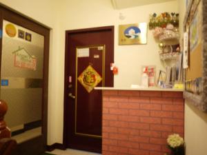 um quarto com um balcão e uma porta com um balcão em 安錤的家Angel's home em Nangan