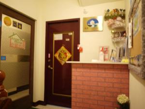 a room with a counter and a door with a counter at 安錤的家Angel's home in Nangan