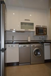 una cucina con lavatrice e lavastoviglie di Alojamiento CAZORLA DELUXE a Cazorla