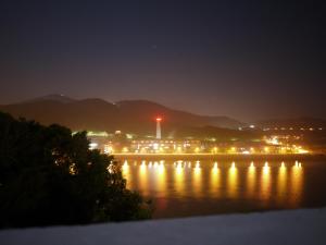 Una ciudad de noche con luces en el agua en 安錤的家Angel's home en Nangan