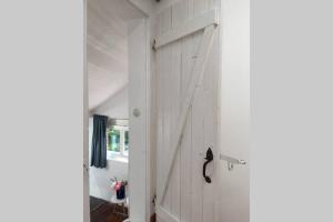 een witte deur in een kamer met een kat erop bij WERKGUT - charmantes großzügiges Loft im Naturpark in Meezen