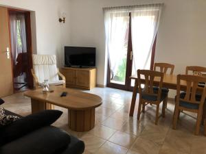 un soggiorno con divano e tavolo di Apartment Luna met Airco Wifi en Zwembad a Novigrad Istria