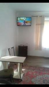 uma sala de estar com uma mesa e uma janela em у Михайла em Truskavets
