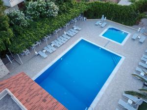 Bazén v ubytování Abella Hotel nebo v jeho okolí