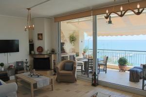 a living room with a view of a balcony at Apartment with marina view in Thessaloniki
