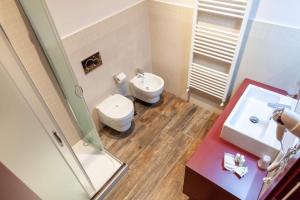 Five Rooms Brolo في برولو: حمام مع مرحاض ومغسلة