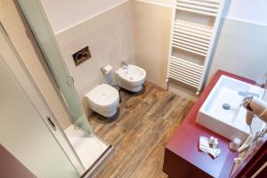 ブローロにあるFive Rooms Broloのトイレと洗面台付きのバスルーム
