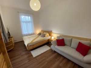 sala de estar con cama y sofá en Konditorei Mandl en Bruck an der Mur