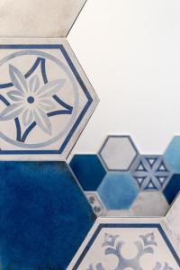um close-up de um padrão de azulejos num piso em A casa di Monachella em Gaeta
