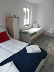 ein Schlafzimmer mit zwei Betten und einem Fenster in der Unterkunft Armona in Ustka + 27 Fotos