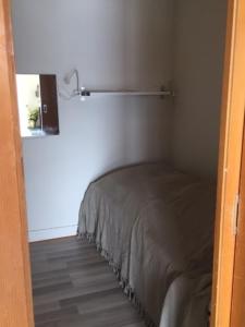 1 dormitorio con 1 cama en una habitación pequeña en Roc d'Orsay F66 en Leysin