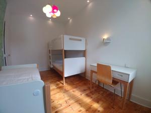 Cette petite chambre comprend un bureau, un lit et un bureau. dans l'établissement Confort douceur et calme dans Grenoble, à Grenoble