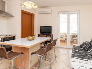 TV a/nebo společenská místnost v ubytování Apartment Ella Sea View