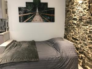een bed in een kamer met een foto aan de muur bij O’Bon Secours in Saint-Malo
