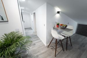 Zdjęcie z galerii obiektu Buhardilla Comillas Beach en Primera Línea de Playa, Wifi, Netflix w mieście Comillas