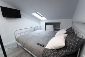 Łóżko lub łóżka w pokoju w obiekcie Buhardilla Comillas Beach en Primera Línea de Playa, Wifi, Netflix