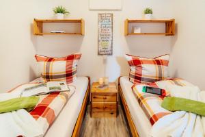 two twin beds in a room with a table at Hexe III in Altenau