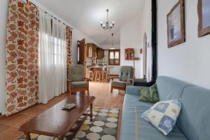 - un salon avec un canapé bleu et une table dans l'établissement Finca La Sorriba, à La Guancha