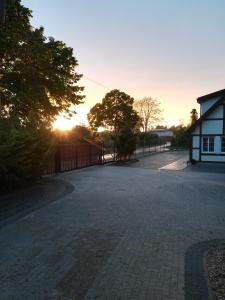 eine leere Einfahrt mit Zaun und einem Haus in der Unterkunft Armona in Ustka