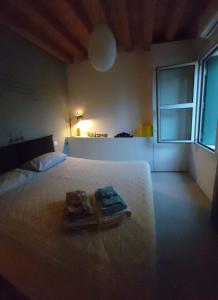 een slaapkamer met een bed en een dienblad bij Cinquelune Apartment in Rosà