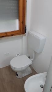 een witte badkamer met een toilet en een wastafel bij NOVITA'!! Intero appartamento a Marina di Cecina in Marina di Cecina