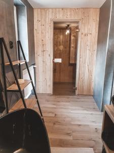 pasillo con suelo de madera y puerta de madera en Jaszczurowa Apartament, en Jaszczurowa