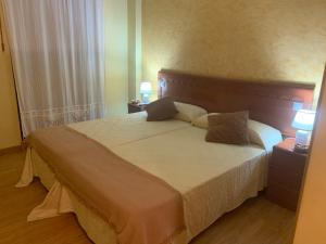 sypialnia z dużym łóżkiem z dwoma lampami na stołach w obiekcie posada carral cabarceno w mieście La Concha