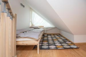 Postel nebo postele na pokoji v ubytování Kotedžas Voverė