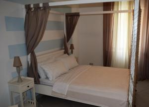 Ένα ή περισσότερα κρεβάτια σε δωμάτιο στο Orchid Court Apartment.