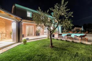 Zahrada ubytování Luxurious Mediterranean house (8+2) near to the beautiful beaches